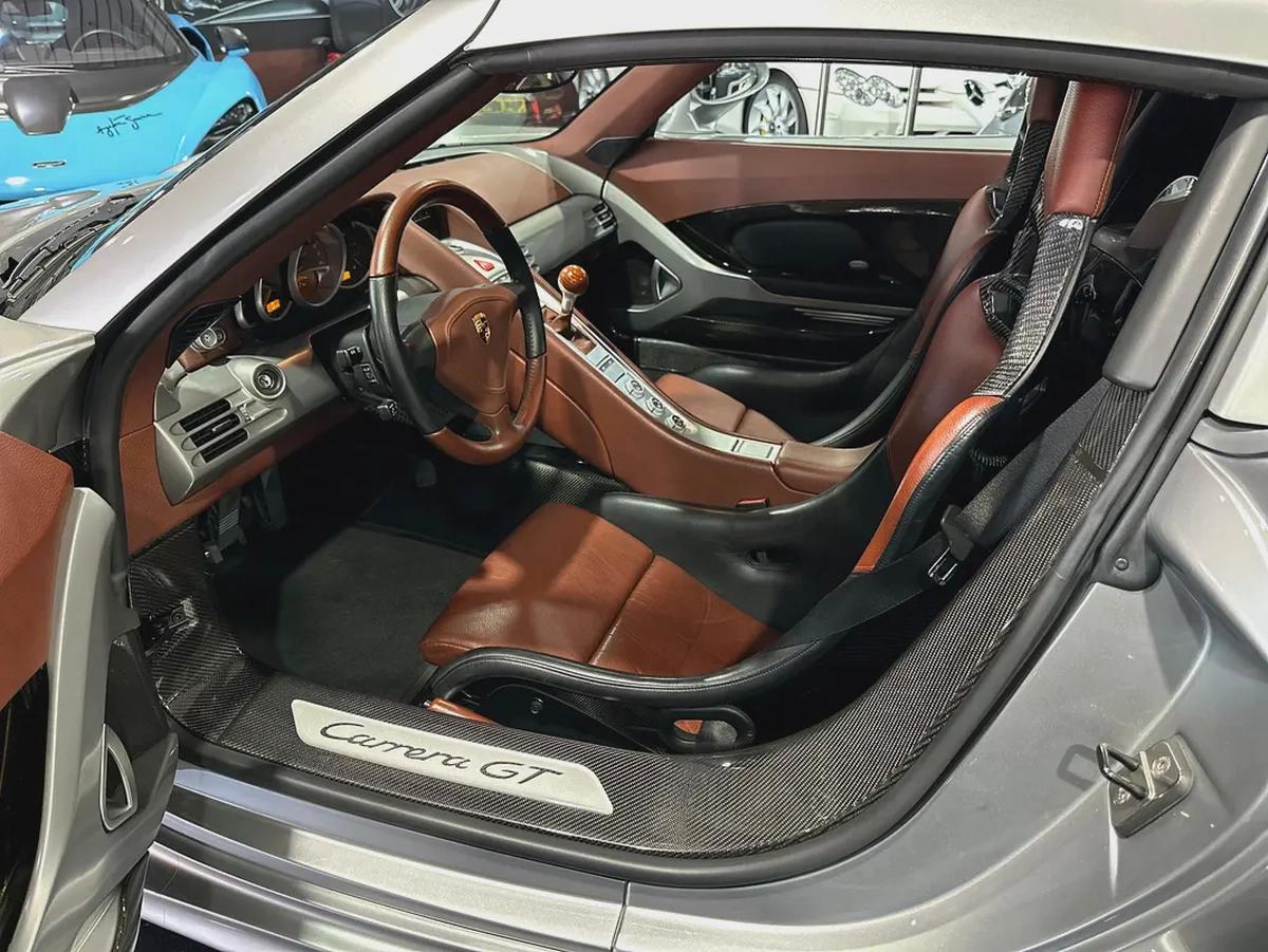 PORSCHE CARRERA GT, FULL SERVICE HISTORY, MAJOR SERVICE FROM AL NABOODAH,EXCELLENT CONDITION-6-6