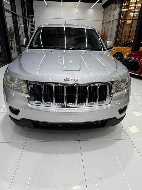 Jeep Grand Cherokee Laredo 2012, with service history