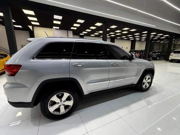 Jeep Grand Cherokee Laredo 2012, with service history