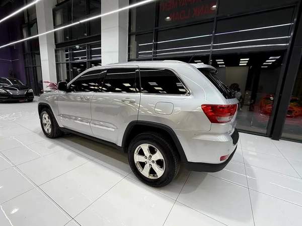 Jeep Grand Cherokee Laredo 2012, with service history
