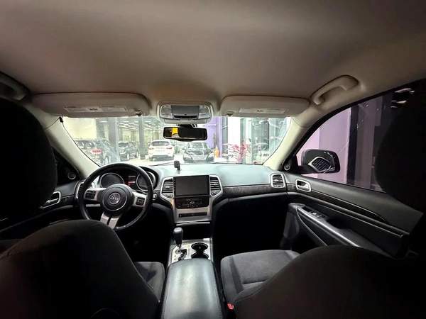 Jeep Grand Cherokee Laredo 2012, with service history