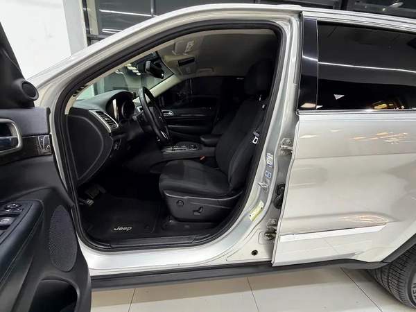 Jeep Grand Cherokee Laredo 2012, with service history