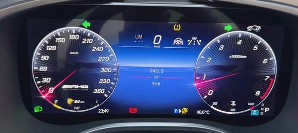 MERCEDES BENZ SL63 AMG MODEL 2023 (900KM ONLY)