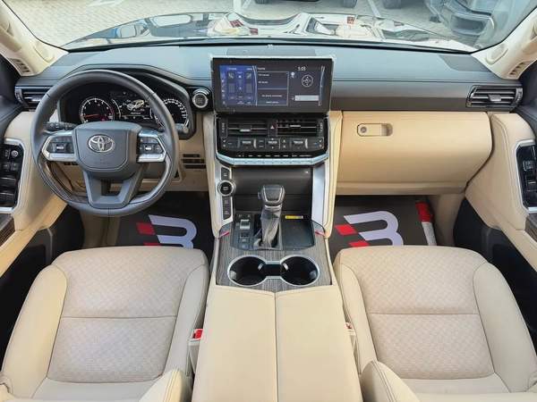 تويوتا لاند كروزر VXR تنفس طبيعي اسود / بيج 2024 Toyota Land Cruiser VXR - GCC Specs - Brand New