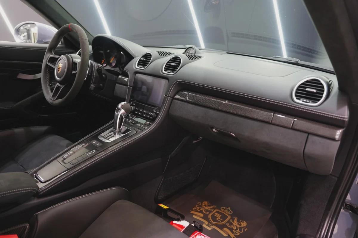 Porsche Cayman GT4-10-10