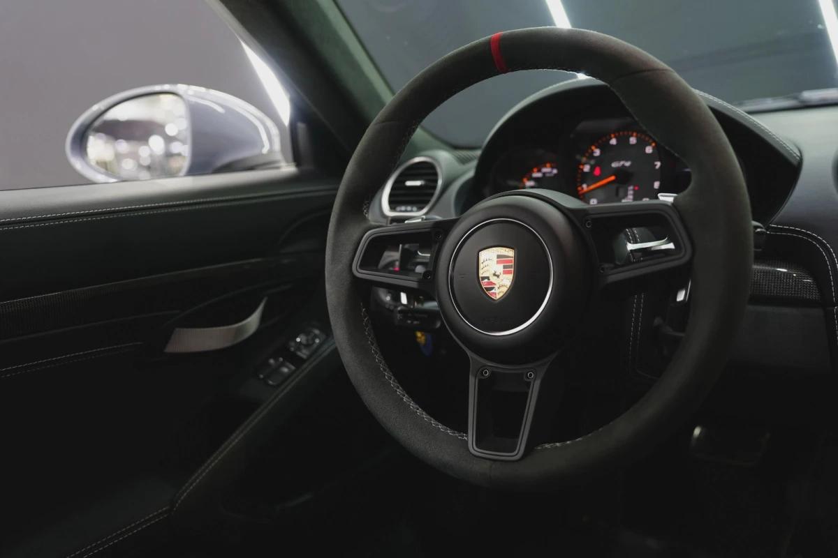 Porsche Cayman GT4-5-5