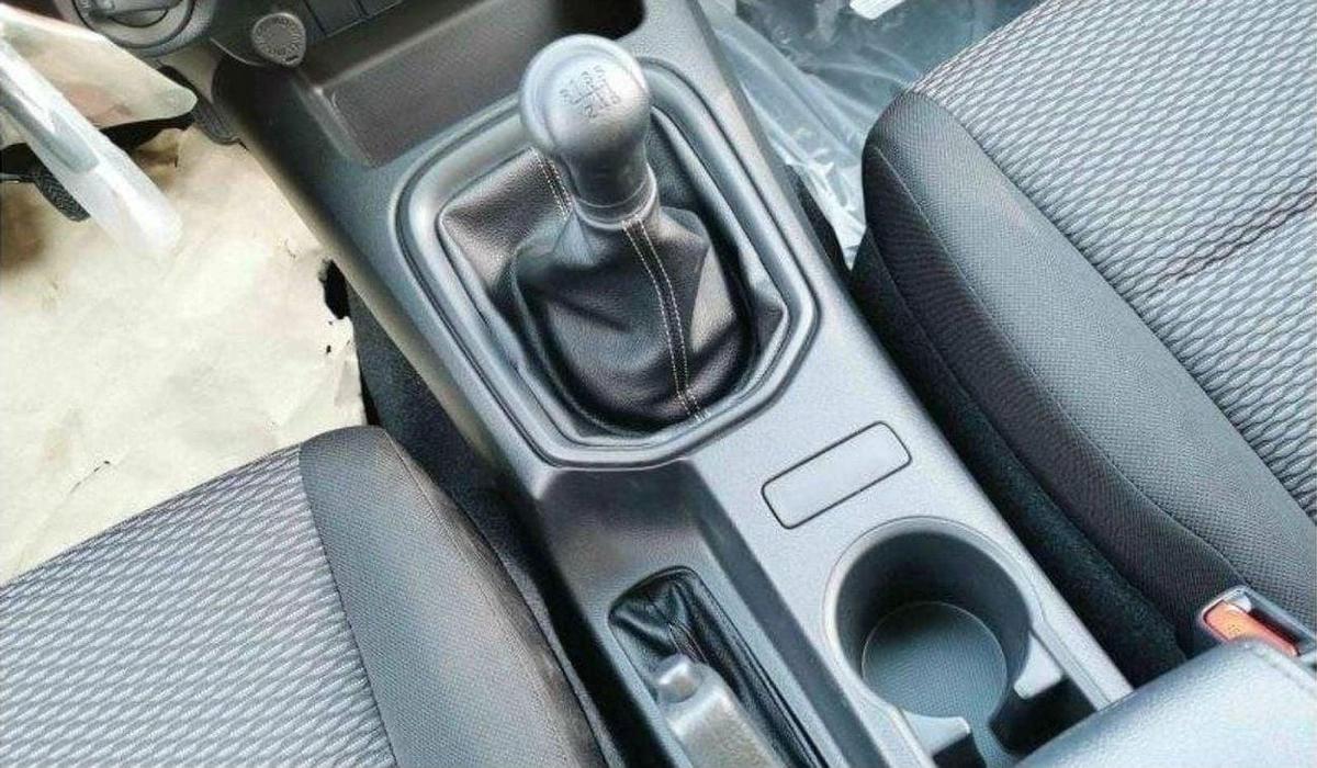Toyota Hilux Toyota hilux 2.4L diesel mid option MY2025-15-15