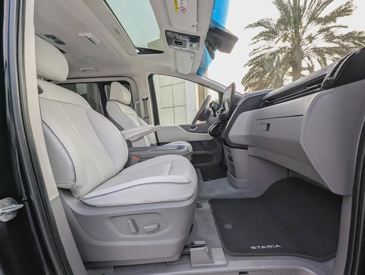 Hyundai Staria Luxury 2022 DIESEL - Korean Specs - Perfect Family Car-2-2