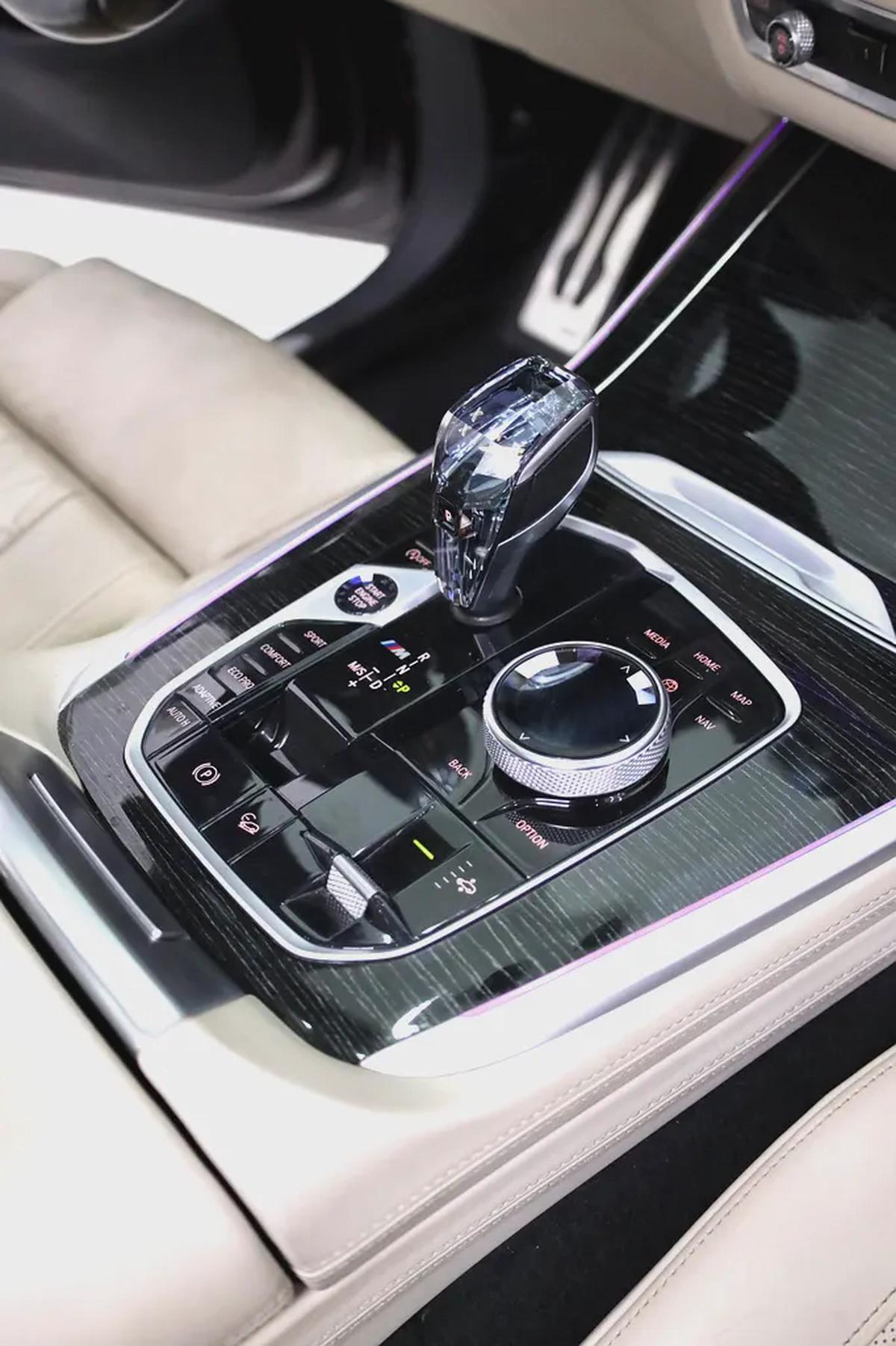 BMW X7 M SPORT 50i - 7 SEATER - MERIN IVORY WHITE AND FINEWOOD TRIM FINELINE IN INTERIOR-5-5