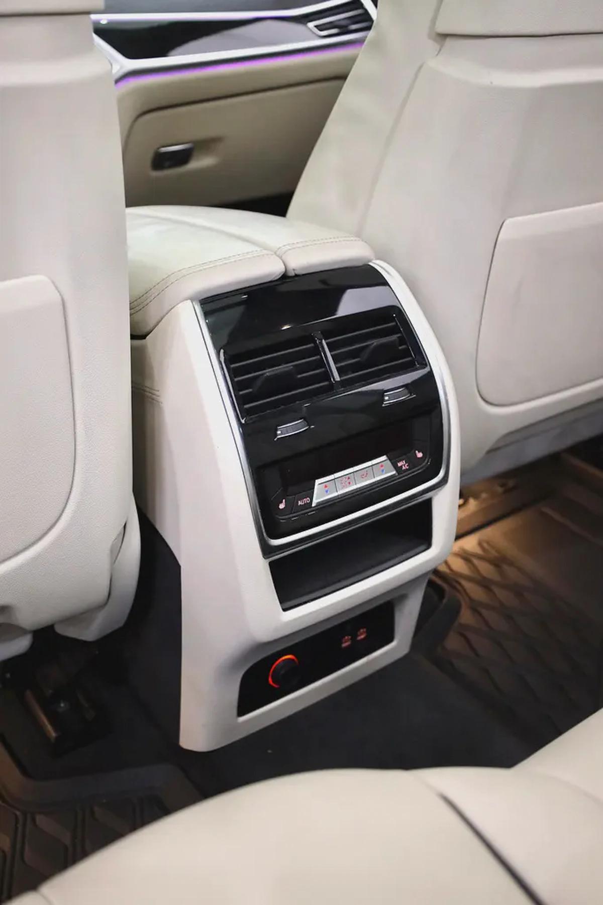 BMW X7 M SPORT 50i - 7 SEATER - MERIN IVORY WHITE AND FINEWOOD TRIM FINELINE IN INTERIOR-9-9