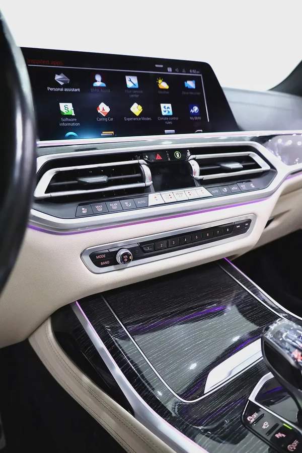 BMW X7 M SPORT 50i - 7 SEATER - MERIN IVORY WHITE AND FINEWOOD TRIM FINELINE IN INTERIOR