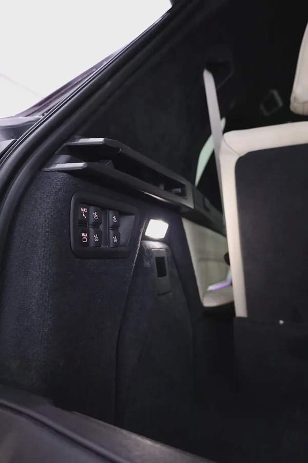 BMW X7 M SPORT 50i - 7 SEATER - MERIN IVORY WHITE AND FINEWOOD TRIM FINELINE IN INTERIOR