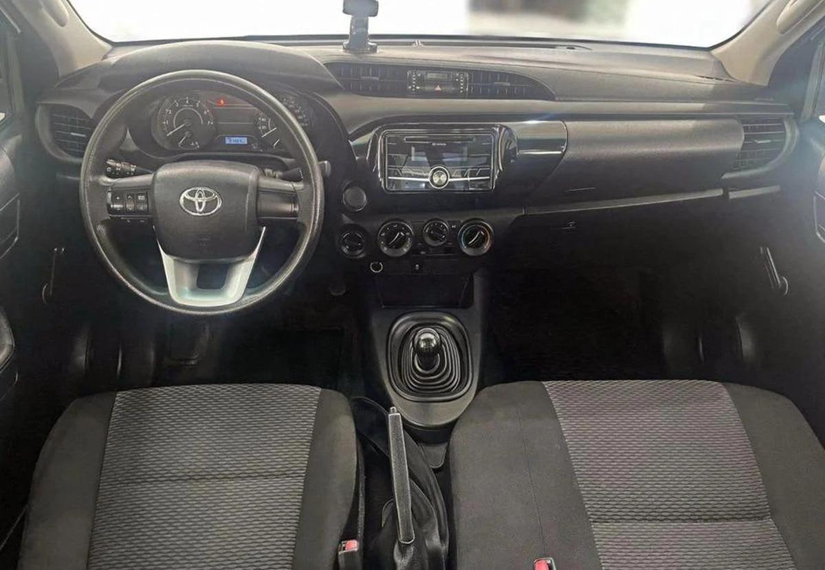 Toyota Hilux GL 2.7L-4CYL EXCELLENT CONDITION - 4WD MANUAL GEAR-8-8