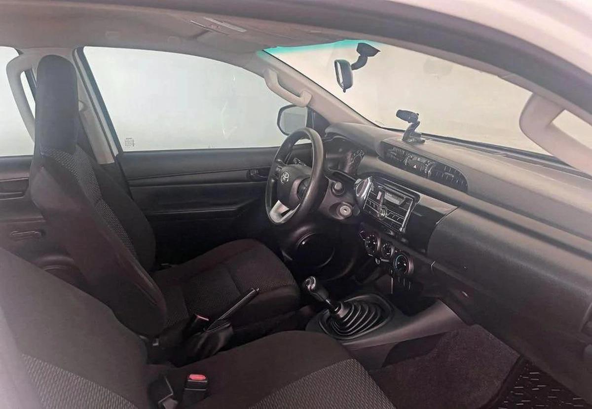Toyota Hilux GL 2.7L-4CYL EXCELLENT CONDITION - 4WD MANUAL GEAR-7-7