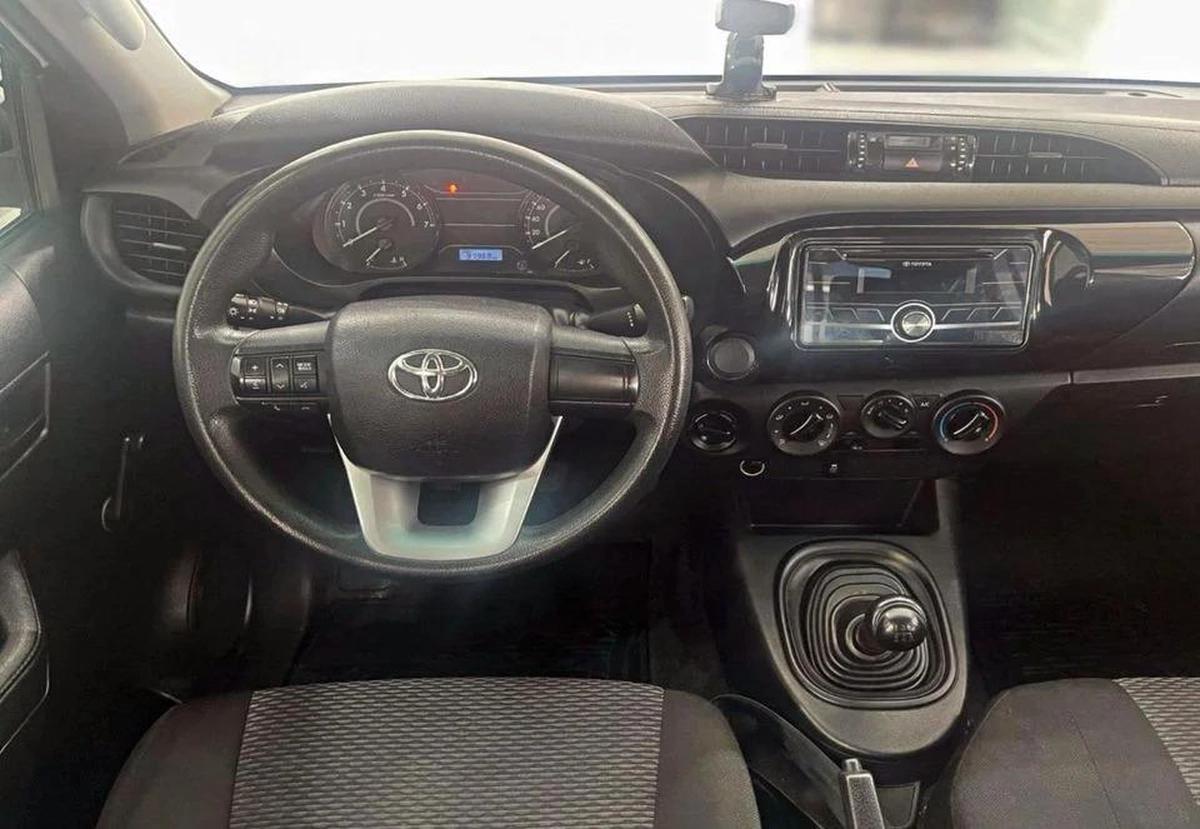 Toyota Hilux GL 2.7L-4CYL EXCELLENT CONDITION - 4WD MANUAL GEAR-2-2