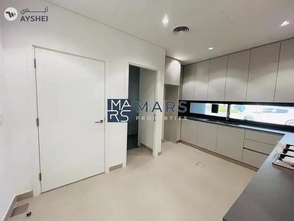 Spacious, Luxury 4 Bedroom End Corner Villa, with Two Living Room and Study Room