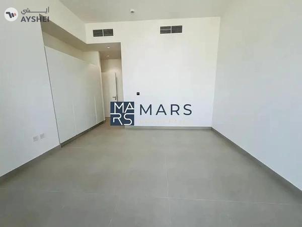 Spacious, Luxury 4 Bedroom End Corner Villa, with Two Living Room and Study Room