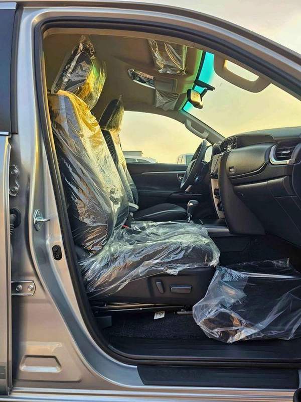 Toyota Fortuner SR5 ADVENTURE / CLIMATE WITH LEATHER SEATS /DIFFLOCK/ AUTO A/C (CODE # F6HA)