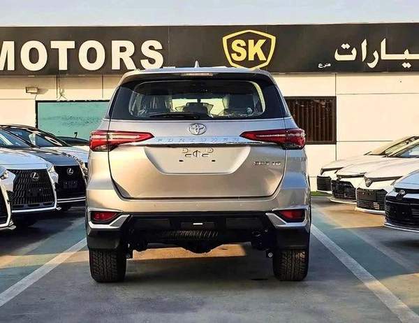 Toyota Fortuner SR5 ADVENTURE / CLIMATE WITH LEATHER SEATS /DIFFLOCK/ AUTO A/C (CODE # F6HA)