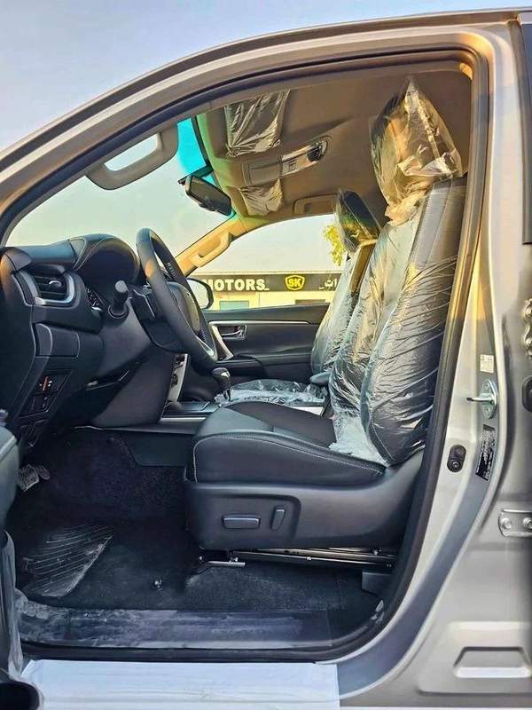 Toyota Fortuner SR5 ADVENTURE / CLIMATE WITH LEATHER SEATS /DIFFLOCK/ AUTO A/C (CODE # F6HA)