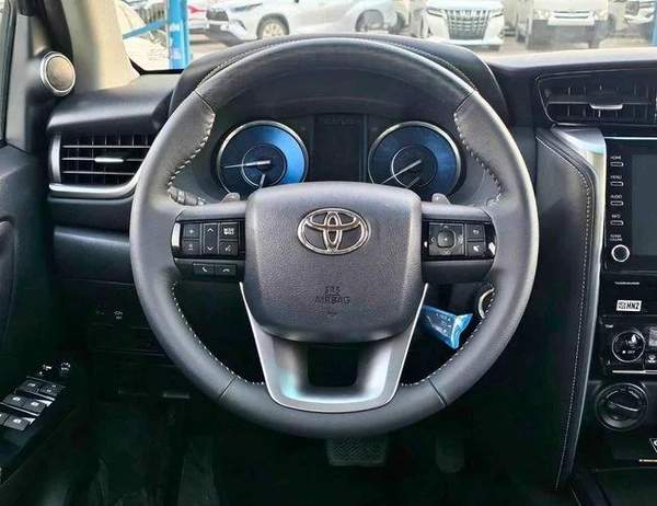 Toyota Fortuner SR5 ADVENTURE / CLIMATE WITH LEATHER SEATS /DIFFLOCK/ AUTO A/C (CODE # F6HA)