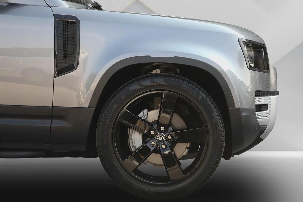 LAND ROVER DEFENDER 110 HSE 2024 - GCC - UNDER WARRANTY - AMAZING CONDITION-6-6