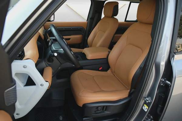 LAND ROVER DEFENDER 110 HSE 2024 - GCC - UNDER WARRANTY - AMAZING CONDITION