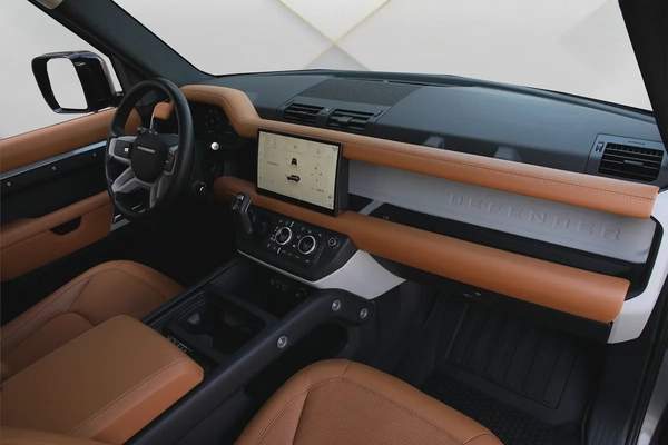 LAND ROVER DEFENDER 110 HSE 2024 - GCC - UNDER WARRANTY - AMAZING CONDITION