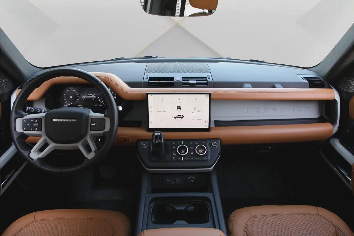 LAND ROVER DEFENDER 110 HSE 2024 - GCC - UNDER WARRANTY - AMAZING CONDITION-12-12