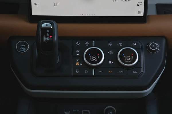 LAND ROVER DEFENDER 110 HSE 2024 - GCC - UNDER WARRANTY - AMAZING CONDITION