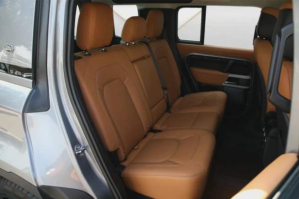 LAND ROVER DEFENDER 110 HSE 2024 - GCC - UNDER WARRANTY - AMAZING CONDITION