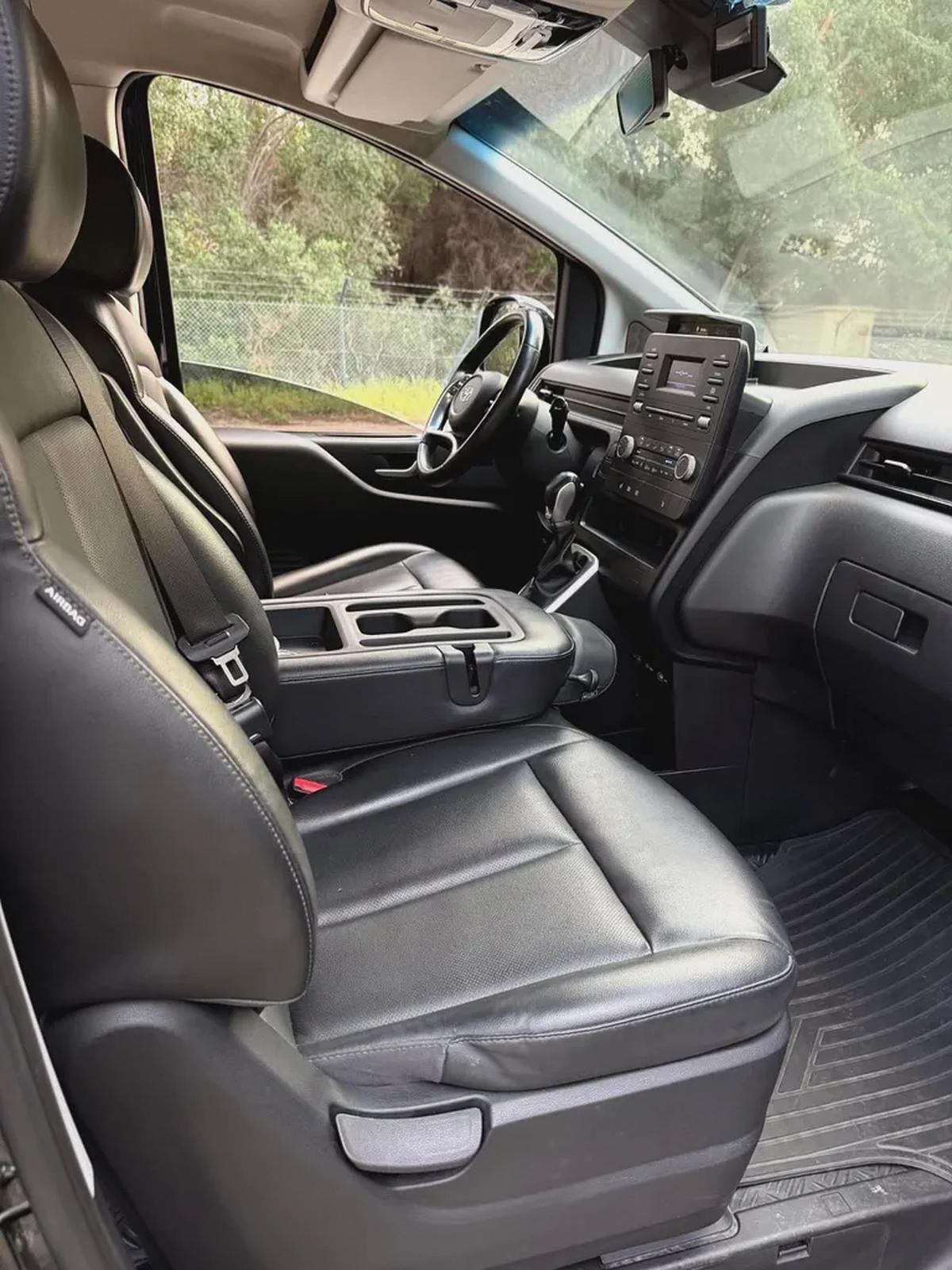 Hyundai Staria Luxury 2022 - Korean Specs - Excellent Condition-10-10