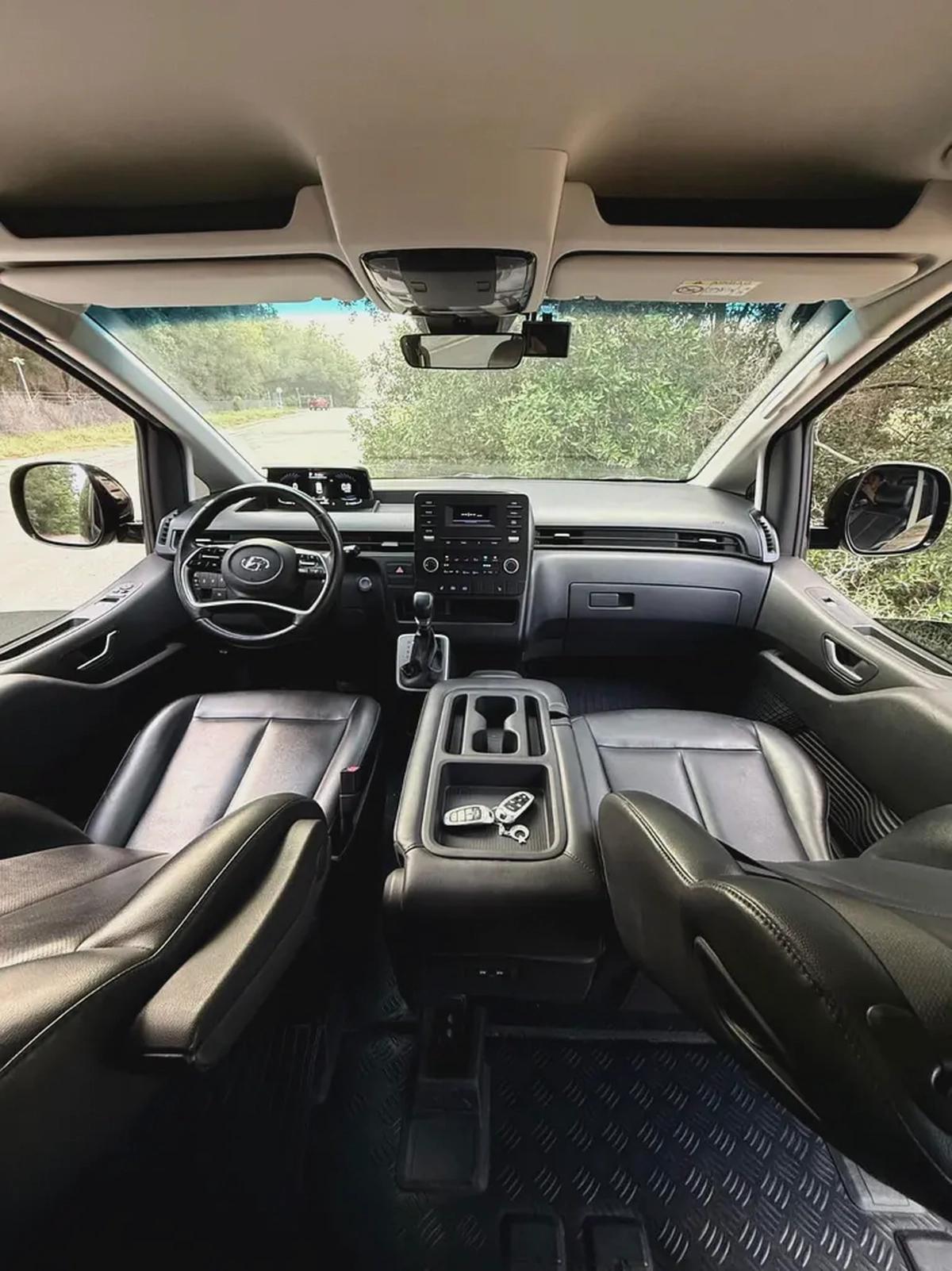 Hyundai Staria Luxury 2022 - Korean Specs - Excellent Condition-11-11