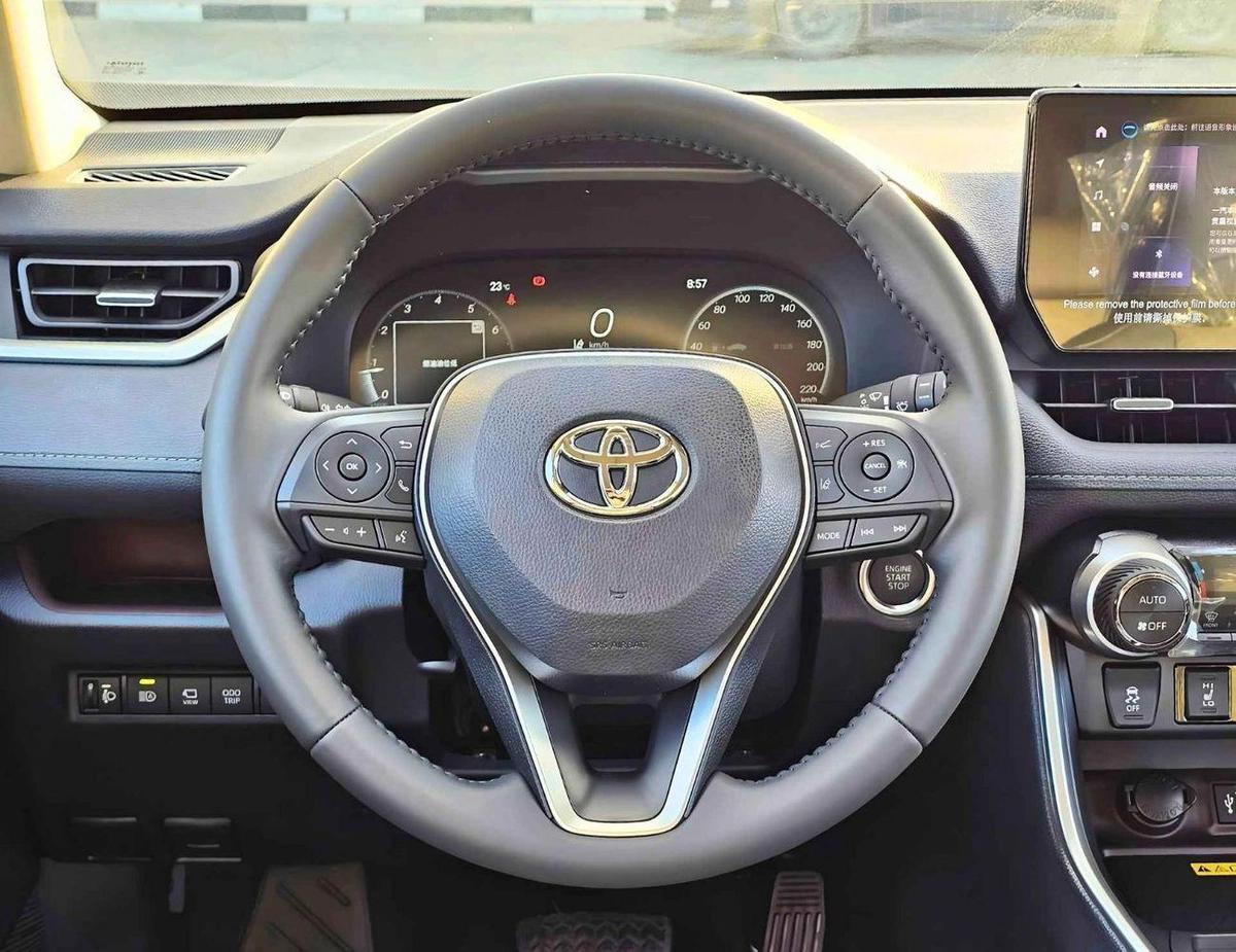 Toyota RAV4 ADVENTURE CVT FLAGHSIP / RADAR, PANORAMIC ROOF, LEATHER WITH POWER SEAT (CODE # RA-11-11