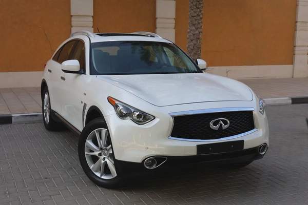 INFINITI QX70 LUXURY 3.7L V6 - GCC SPECS - ORIGINAL PAINT - UNDER WARRANTY - ACCIDENT FREE -