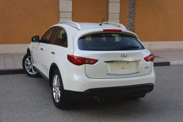 INFINITI QX70 LUXURY 3.7L V6 - GCC SPECS - ORIGINAL PAINT - UNDER WARRANTY - ACCIDENT FREE -