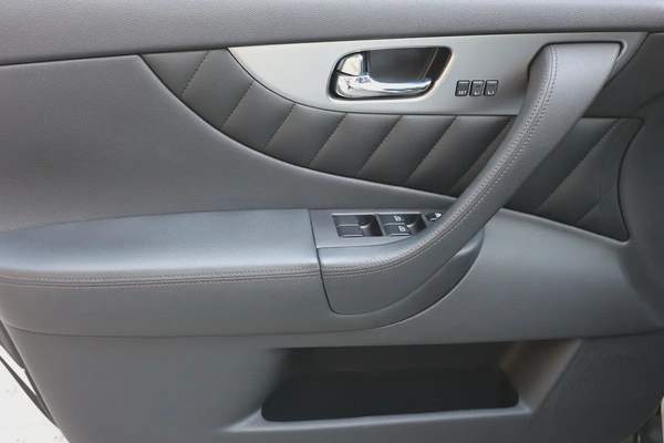 INFINITI QX70 LUXURY 3.7L V6 - GCC SPECS - ORIGINAL PAINT - UNDER WARRANTY - ACCIDENT FREE -