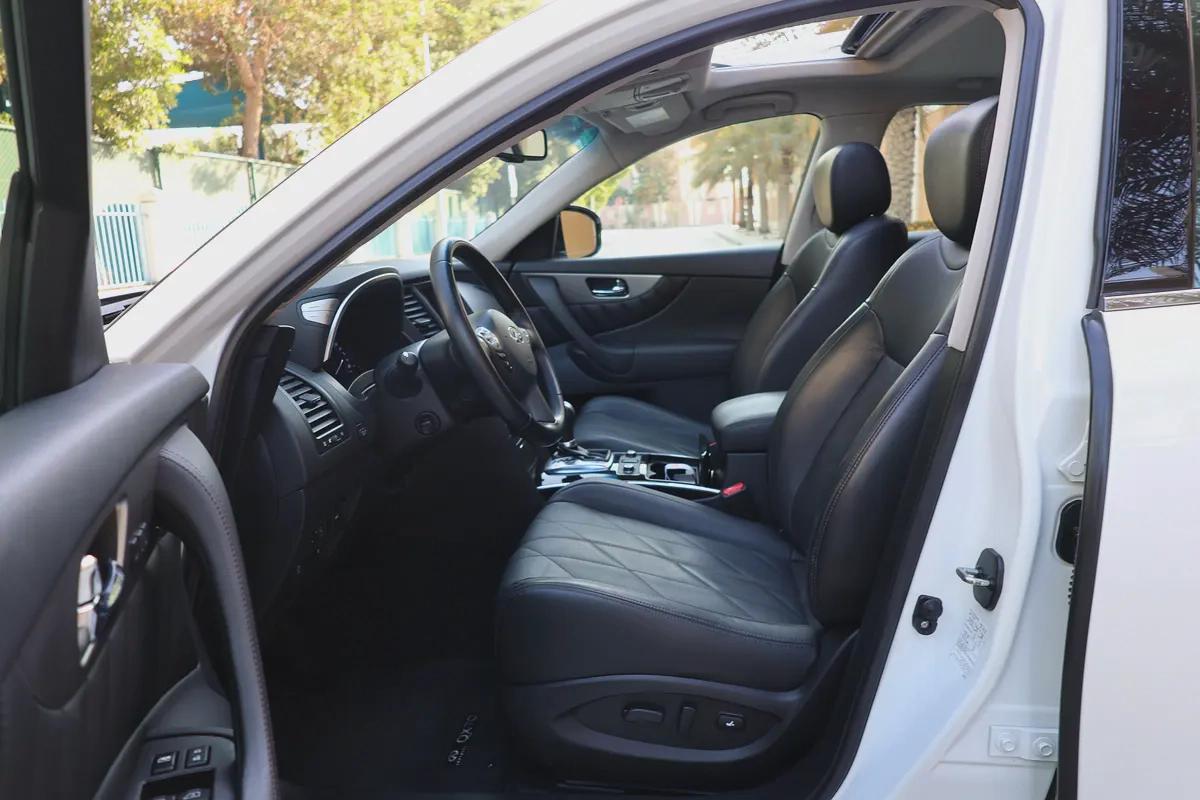 INFINITI QX70 LUXURY 3.7L V6 - GCC SPECS - ORIGINAL PAINT - UNDER WARRANTY - ACCIDENT FREE --10-10