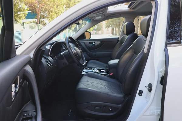 INFINITI QX70 LUXURY 3.7L V6 - GCC SPECS - ORIGINAL PAINT - UNDER WARRANTY - ACCIDENT FREE -