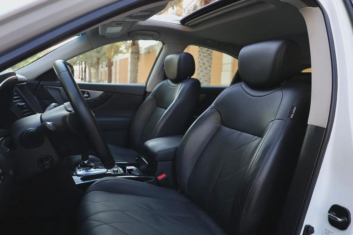 INFINITI QX70 LUXURY 3.7L V6 - GCC SPECS - ORIGINAL PAINT - UNDER WARRANTY - ACCIDENT FREE --12-12