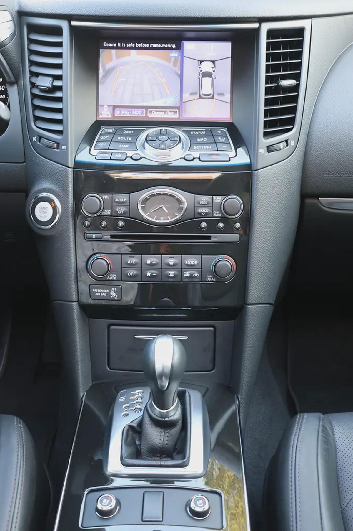 INFINITI QX70 LUXURY 3.7L V6 - GCC SPECS - ORIGINAL PAINT - UNDER WARRANTY - ACCIDENT FREE --14-14