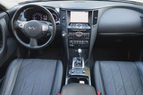 INFINITI QX70 LUXURY 3.7L V6 - GCC SPECS - ORIGINAL PAINT - UNDER WARRANTY - ACCIDENT FREE -