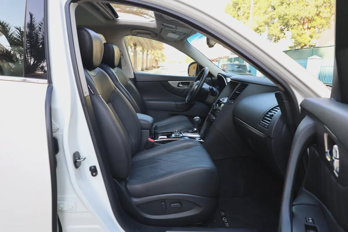 INFINITI QX70 LUXURY 3.7L V6 - GCC SPECS - ORIGINAL PAINT - UNDER WARRANTY - ACCIDENT FREE --17-17