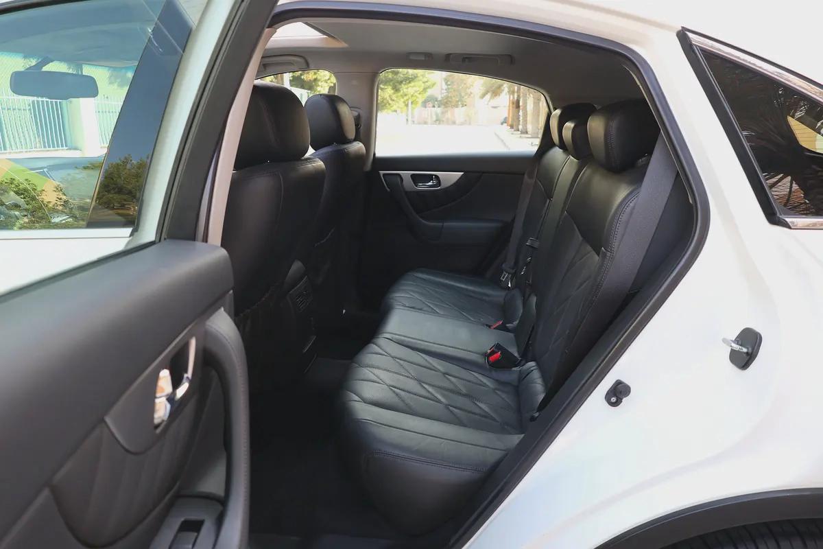 INFINITI QX70 LUXURY 3.7L V6 - GCC SPECS - ORIGINAL PAINT - UNDER WARRANTY - ACCIDENT FREE --18-18