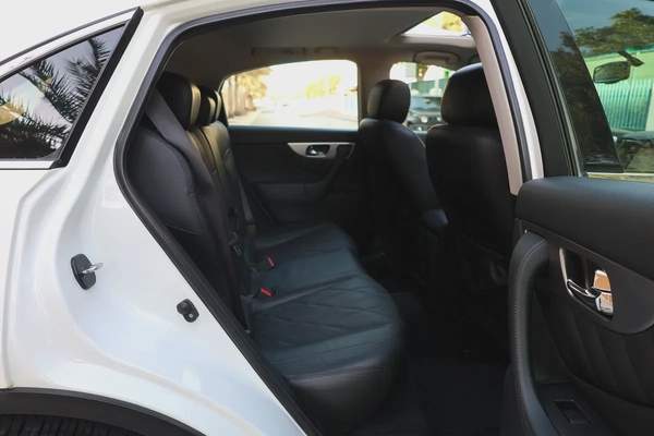 INFINITI QX70 LUXURY 3.7L V6 - GCC SPECS - ORIGINAL PAINT - UNDER WARRANTY - ACCIDENT FREE -