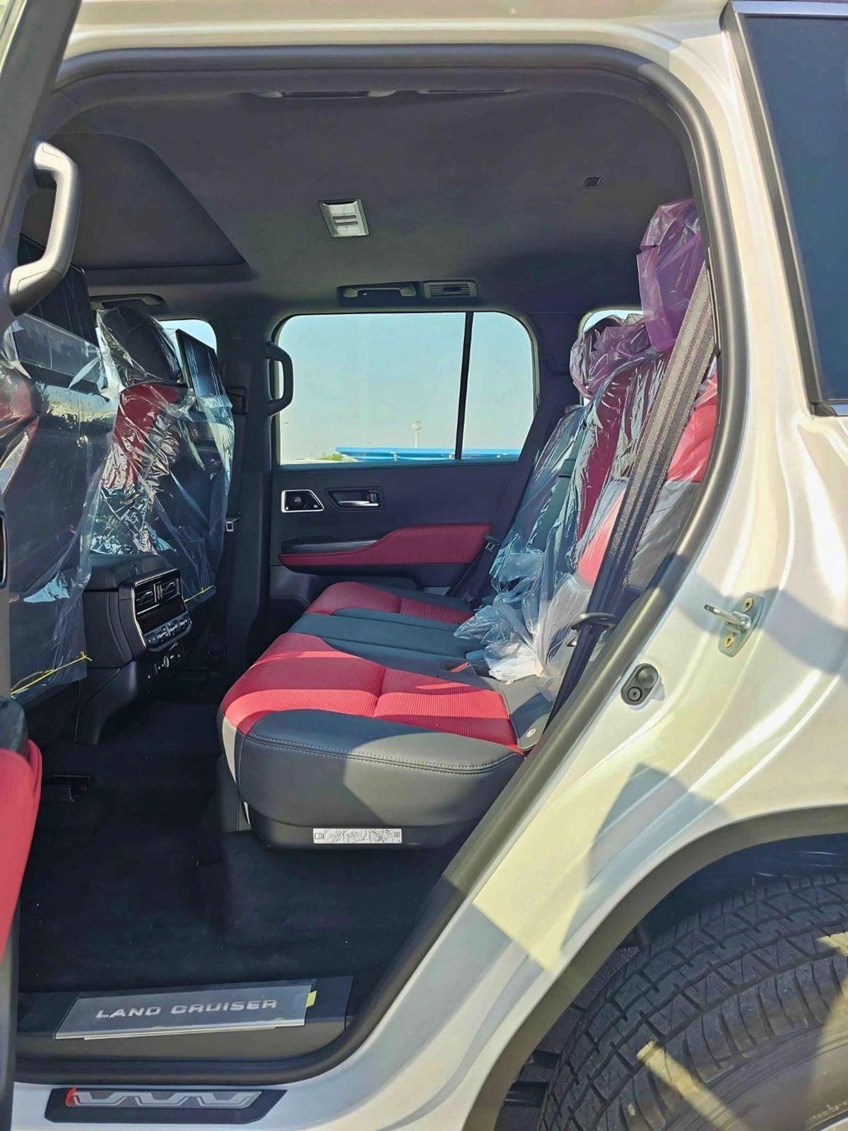 Toyota Land Cruiser VXR LC300 TWIN TURBO / 3.3L DIESEL V6 / LEATHER, SUNROOF / FULL OPTION (CODE#LCDVXRH)-9-9