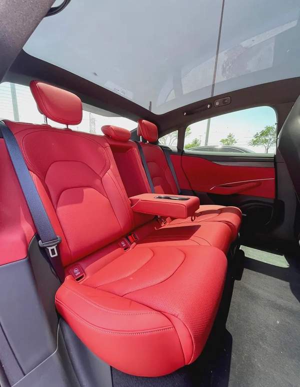 Xiaomi SU7 2025 in Magenta Pink - Chinese Specs