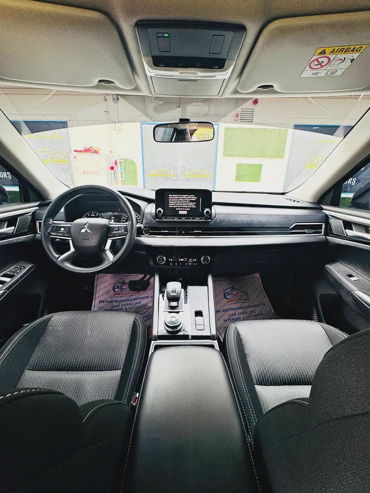 2023 Mitsubishi Outlander - GCC Specs - Like New!-7-7