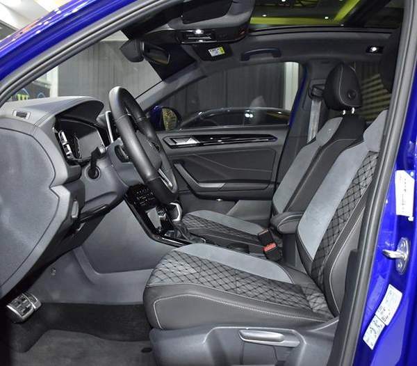 Volkswagen T-ROC R-Line ( 2023 Model ) in Blue Color GCC Specs
