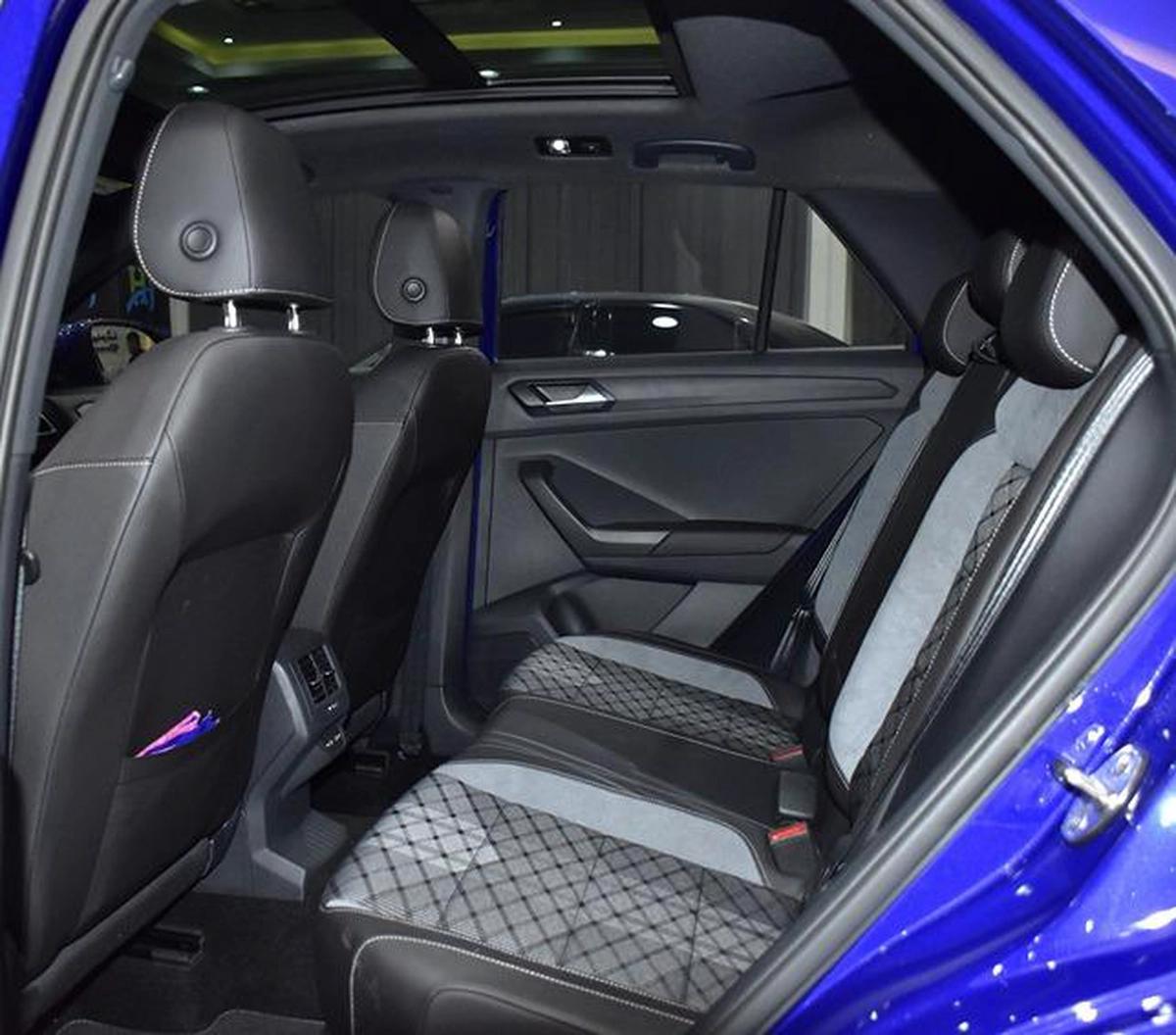 Volkswagen T-ROC R-Line ( 2023 Model ) in Blue Color GCC Specs-4-4